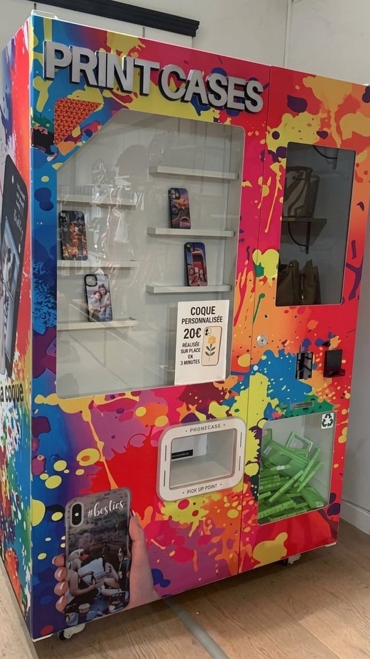 Distributeur automatique SnapCase, façade avec vitrine de coques, écran, terminal de paiement et bac de retrait